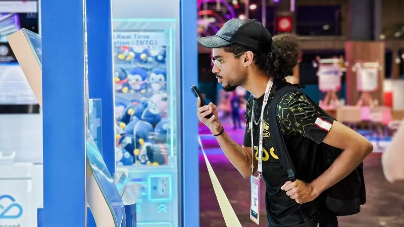 尼伽OLED和騰訊牽手，亮相法國巴黎